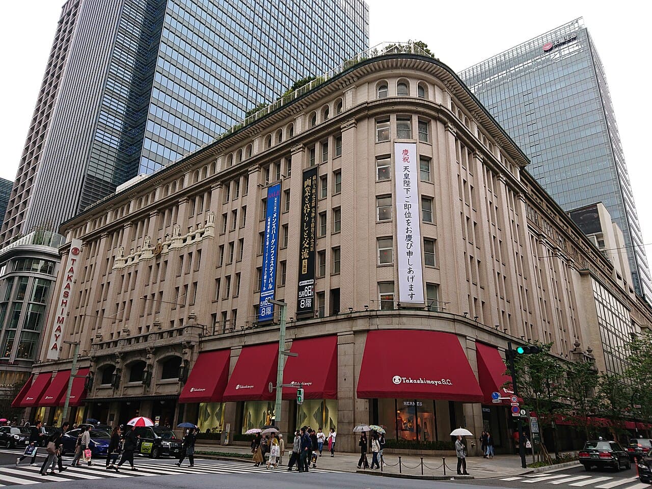 日本橋高島屋。東館5階にポケモンカフェ TOKYOが入る老舗百貨店の建物