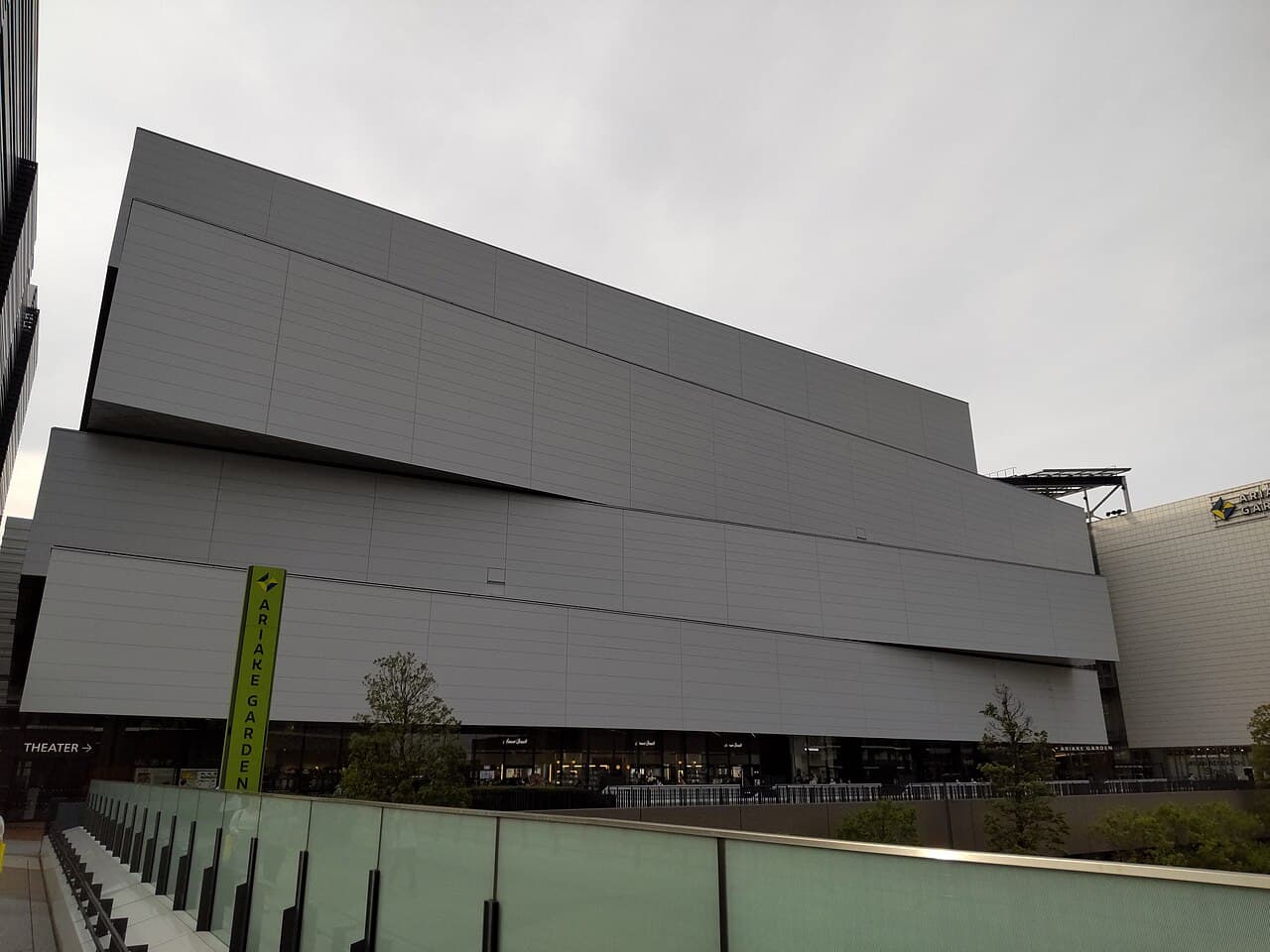 Exterior del Tokyo Garden Theater en Ariake, Tokio, visto desde la dirección de la estación Ariake — la sede de las finales del Campeonato Mundial de Yu-Gi-Oh! 2026.