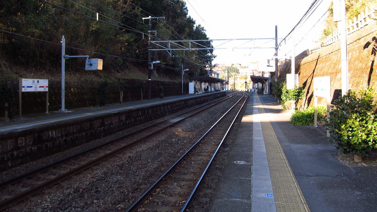 The platform of Izukyu Kawana Station in Ito, Shizuoka, the station used as a meeting spot in Grand Blue episode 5.