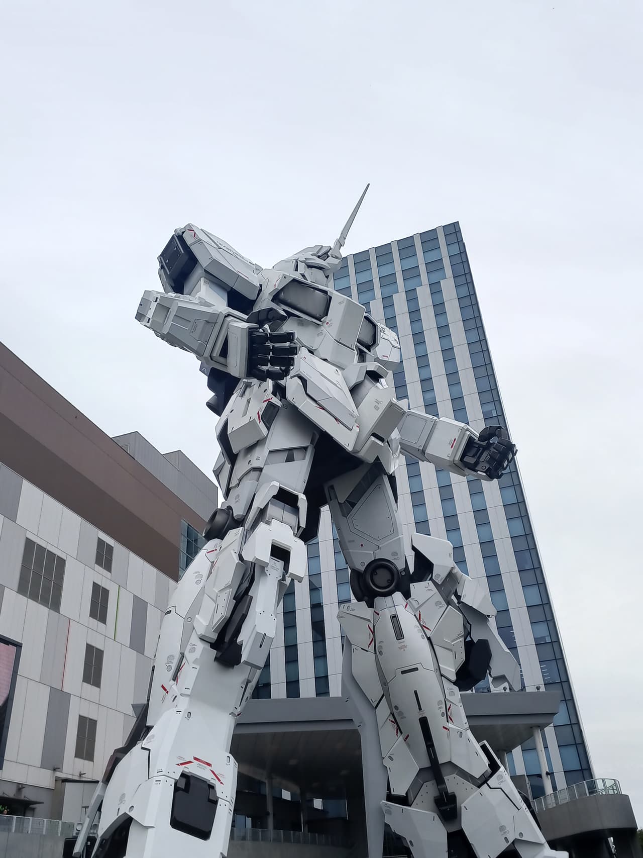 Life-sized RX-0 Unicorn Gundam statue outside DiverCity Tokyo Plaza in Odaiba