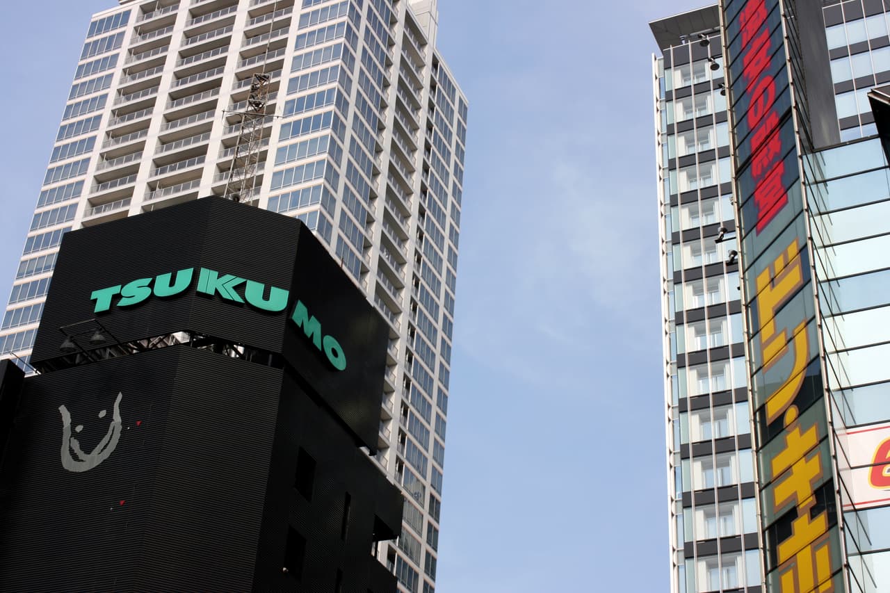 東京・秋葉原にあるドン・キホーテ秋葉原店の外観。隣にツクモeX、背景に秋葉原UDXが見える街並み