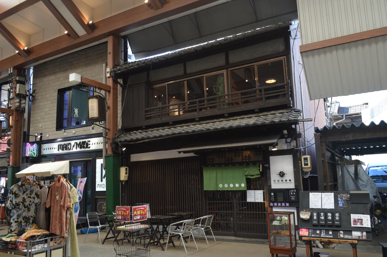 名古屋・大須商店街の東仁王門通りに並ぶ店舗の街並み