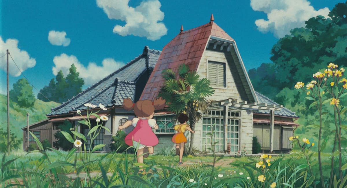 『となりのトトロ』で、夏草の中を洋館付きの家へ駆けていくサツキとメイ